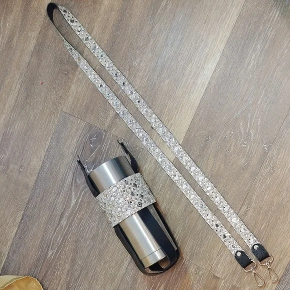 Stylish Silver and Black Water Bottle with Geometric Design - Picture 3 of 10